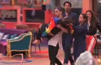 Himanshi Khurana faints during a task in Bigg Boss 13 ItsEZone