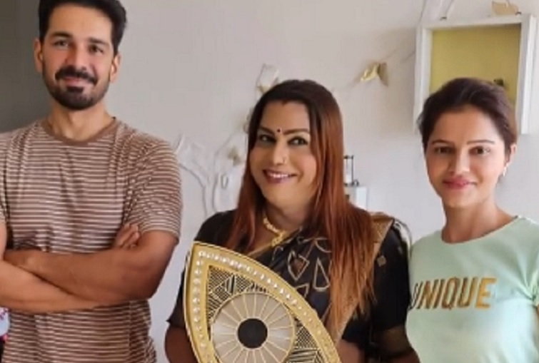 Rubeena Khan Kinnr Xxx Video - Guruma from Kinner Samaaj visited Rubina and Abhinav's paradise to bless  the couple - ItsEZone